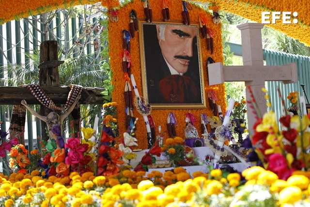 Vicente Fernández es recordado en la celebración del Día de los Muertos