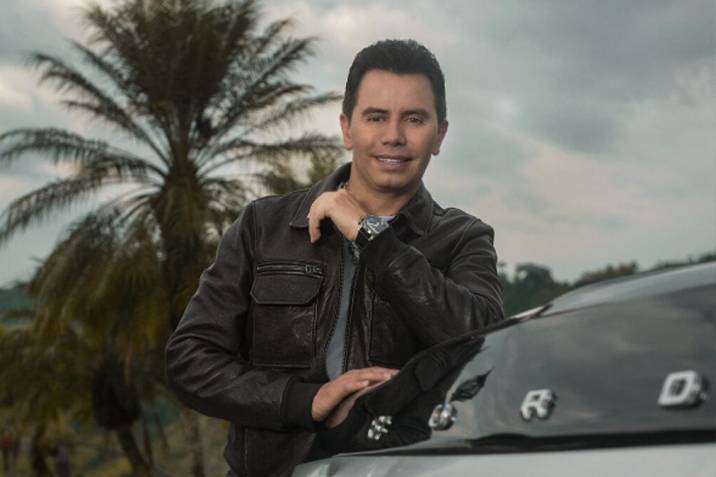 Jhonny Rivera presumió su nuevo y exótico carro: “Era un sueño para mí”